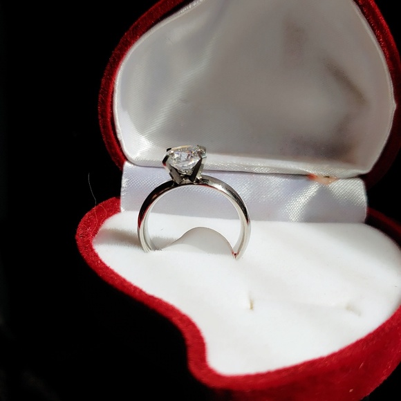 STUNNING! Shining 7mmCrystal Titanium Steel Ring - Picture 4 of 6